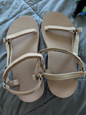 Teva Size 6 strappy slim minimalist classic adventure sandal